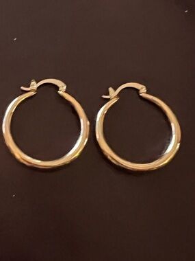 New classic gold tone hoop earrings 1.25” diameter